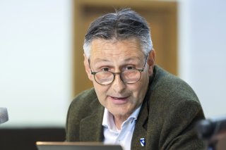 Le président de Blatten Matthias Bellwald a présenté le calendrier de la reconstruction lors d'une assemblée primaire (archives). KEYSTONE/EPA/CYRIL ZINGARO